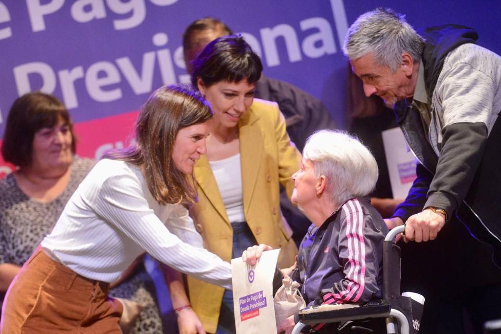 Mayra y Raverta entregaron más de 650 resoluciones jubilatorias a personas mayores de Quilmes
