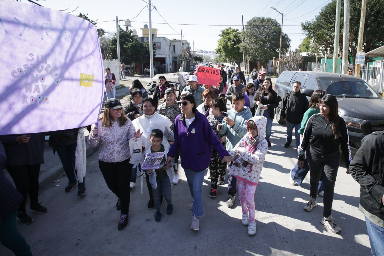 Mayra de recorrida en Ezpeleta visitó obras de pavimentación y la puesta en valor de plaza Esperanza