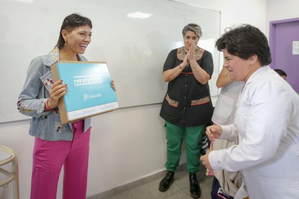 Mayra entregó netbooks a alumnas y alumnos de Quilmes