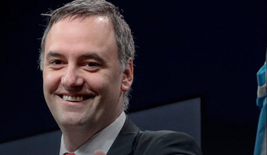 Insólito: El vocero Manuel Adorni contará con un interruptor para silenciar la voz de las y los periodistas en la conferencia de prensa