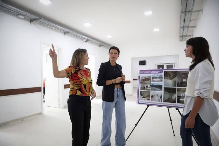Mayra recorrió obras de reforma en el Centro de Salud Méndez de Bernal Centro