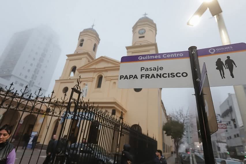 Mayra inauguró junto a los obispos el “Pasaje Papa Francisco” en la manzana histórica quilmeña