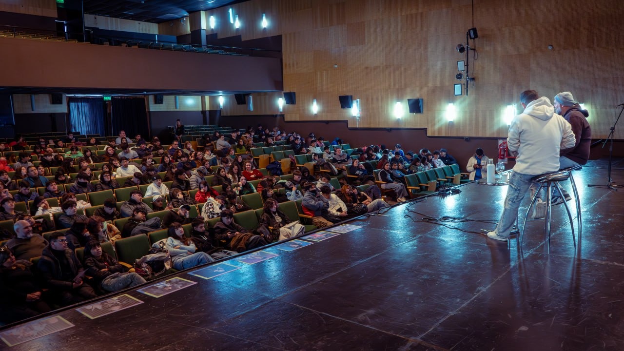 Nicolás Cayetano brindó una charla sobre prevención del juego para 400 jóvenes estudiantes secundarios quilmeños