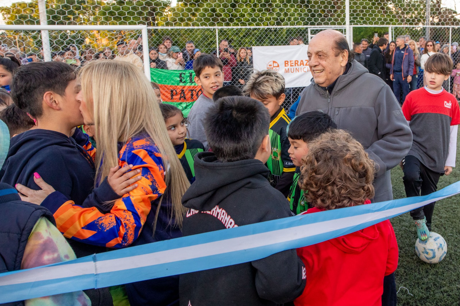 Juan José Mussi inauguró tres canchas de césped sintético en el Club Municipal Maltería