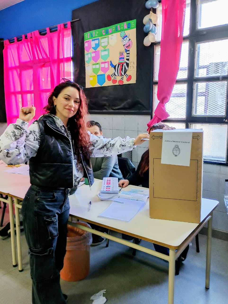 Carla Villani votó en la Escuela Primaria N°37