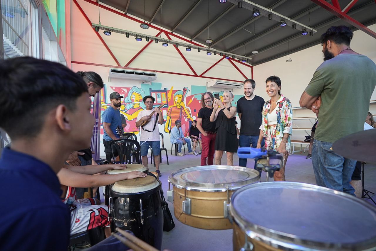 Mayra presenció el ensayo de la Orquesta Infanto juvenil en el Centro Cultural y Biblioteca del barrio IAPI
