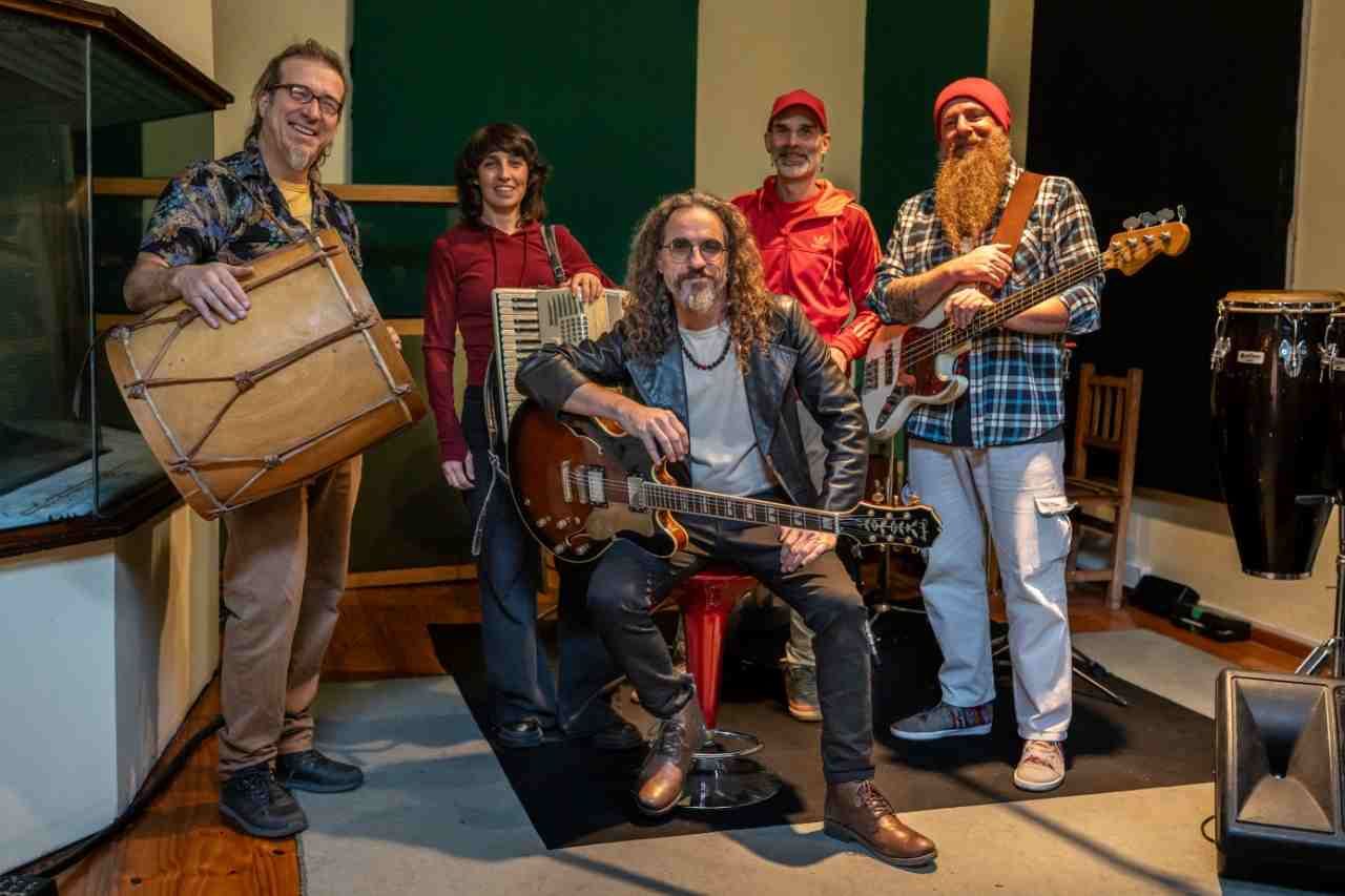 Agustín Ronconi presenta su nueva banda en el marco de la campaña “Salvemos la Plaza de Bernal”