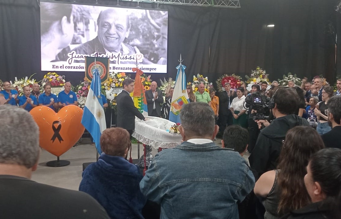 Axel Kicillof junto a las y los vecinos de Berazategui: “Hoy despedimos a un verdadero prócer”