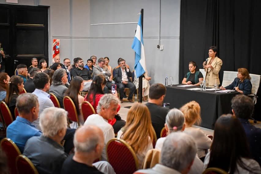 Mayra entregó distinciones a vecinas y vecinos por sus aportes a la comunidad