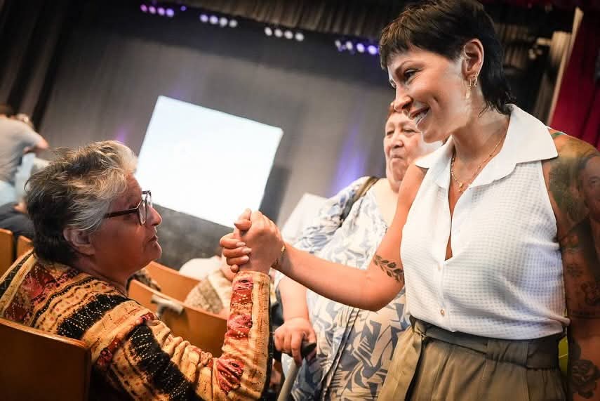 Mayra encabezó la firma de 198 escrituras destinadas a vecinos y vecinas de la comuna