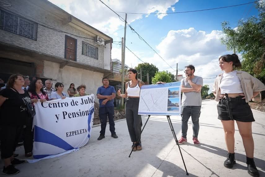 Mayra recorrió las obras de nuevos pavimentos en Ezpeleta Oeste