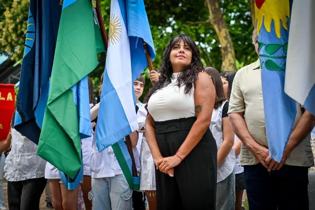 Eva Mieri encabezó el acto del izamiento de nuestra bandera por el 153° aniversario de Ezpeleta