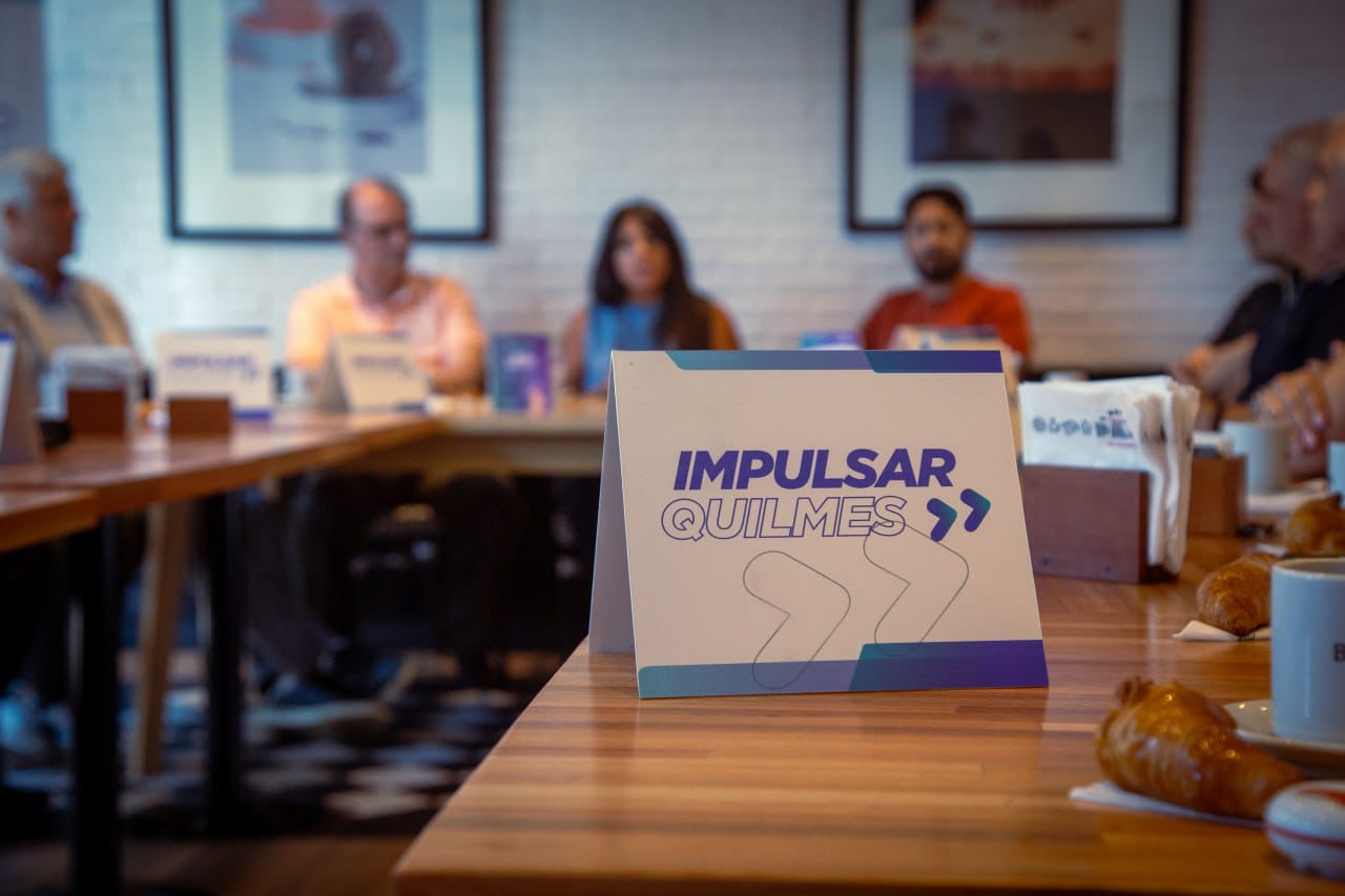 Entrega de certificados de habilitación y aptitud ambiental a comerciantes y a fábricas de la ciudad