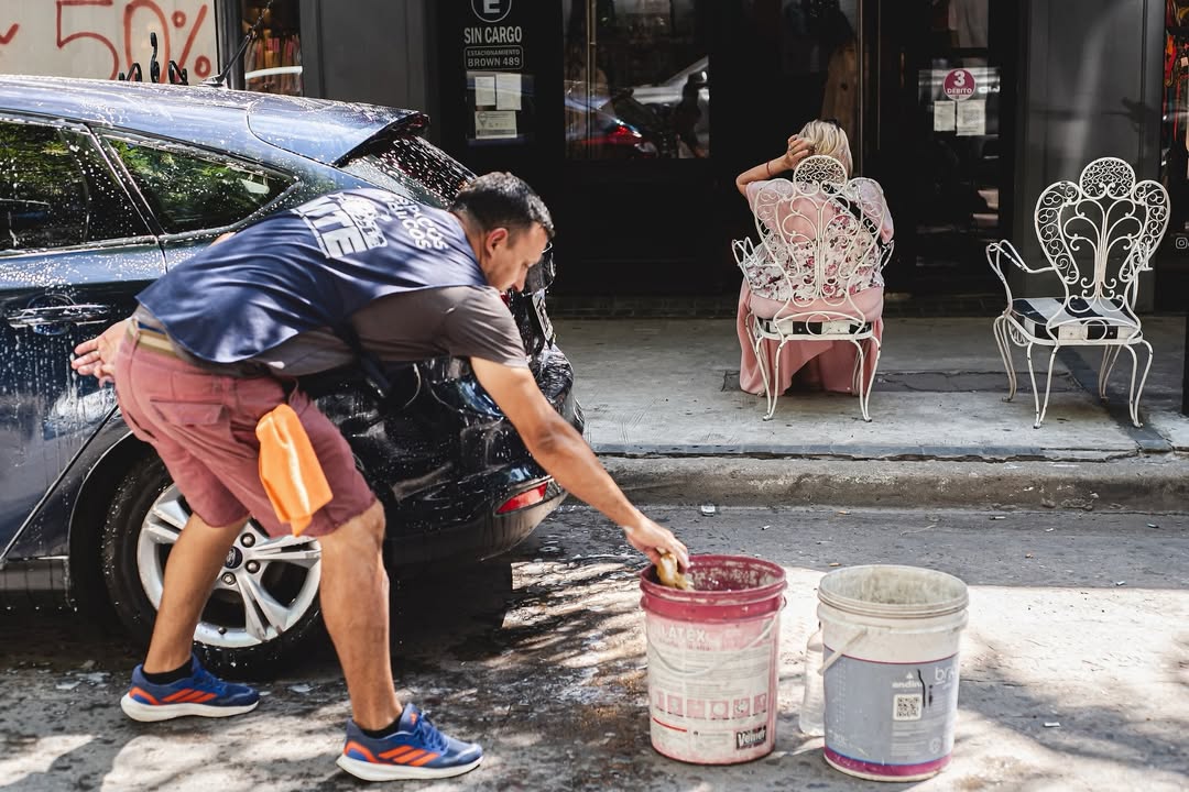 El MTE denunció persecución policial contra cuidacoches en el centro quilmeño