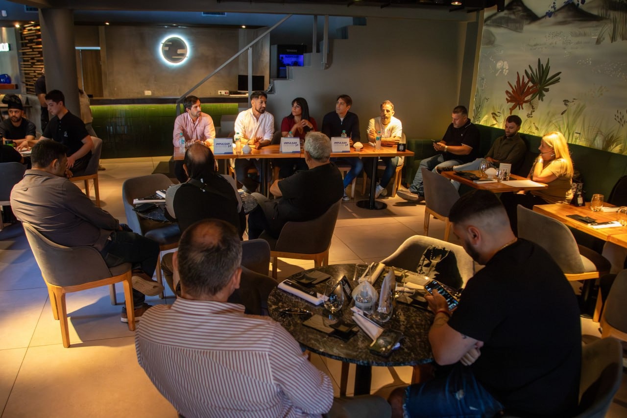 Eva Mieri compartió un desayuno con comerciantes de Quilmes y entregó certificados de habilitación