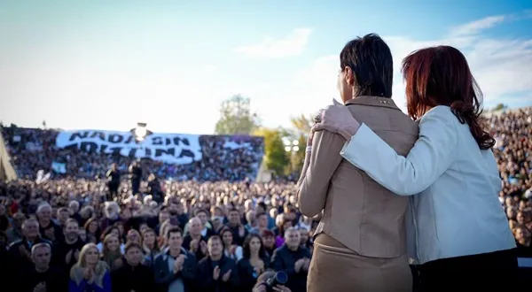 Mayra saludó a Cristina por su cumpleaños y afirmó : «No queremos seguir romantizando balcones»