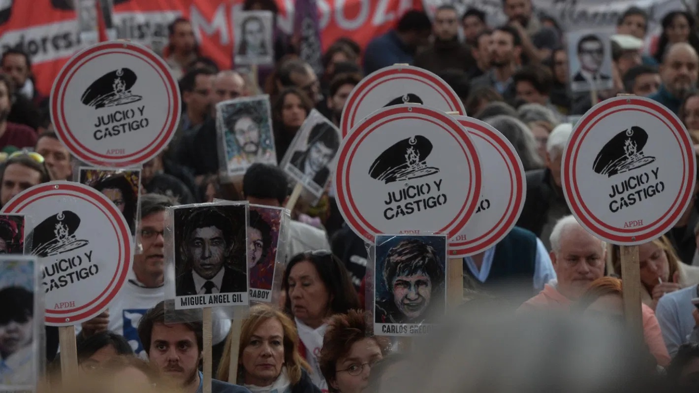 Menos condenas y más liberados: el estado de los juicios de lesa humanidad bajo la gestión de Milei