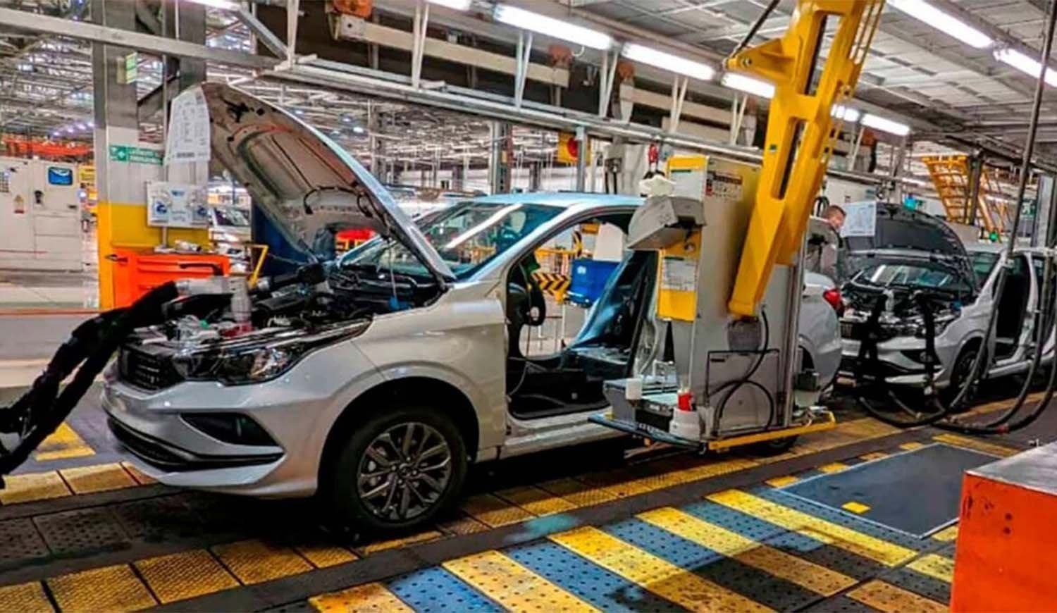 Colapso industrial: se derrumbó un 40% la producción de vehículos en el país