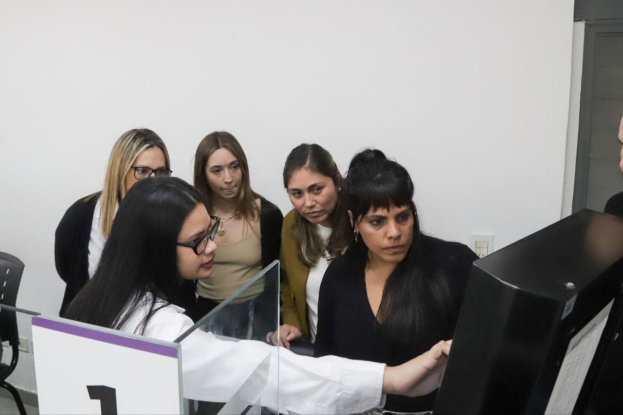 Eva Mieri y funcionarios recorrieron la oficina de Atención a la Comunidad en el Palacio Municipal