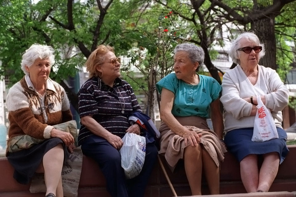 La crisis libertaria: el drama de los jubilados obligados a trabajar y el boom del «alquiler de abuelas»