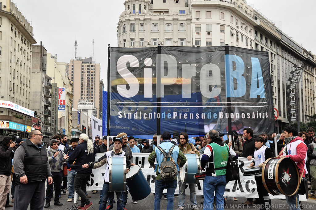 El periodismo en crisis: 7 de cada 10 trabajadores de prensa están endeudados para poder vivir