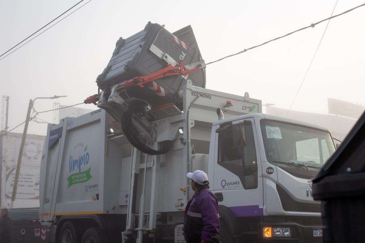 El municipio quilmeño instaló los primeros 12 contenedores en San Francisco Solano y presentó un nuevo camión recolector de carga lateral