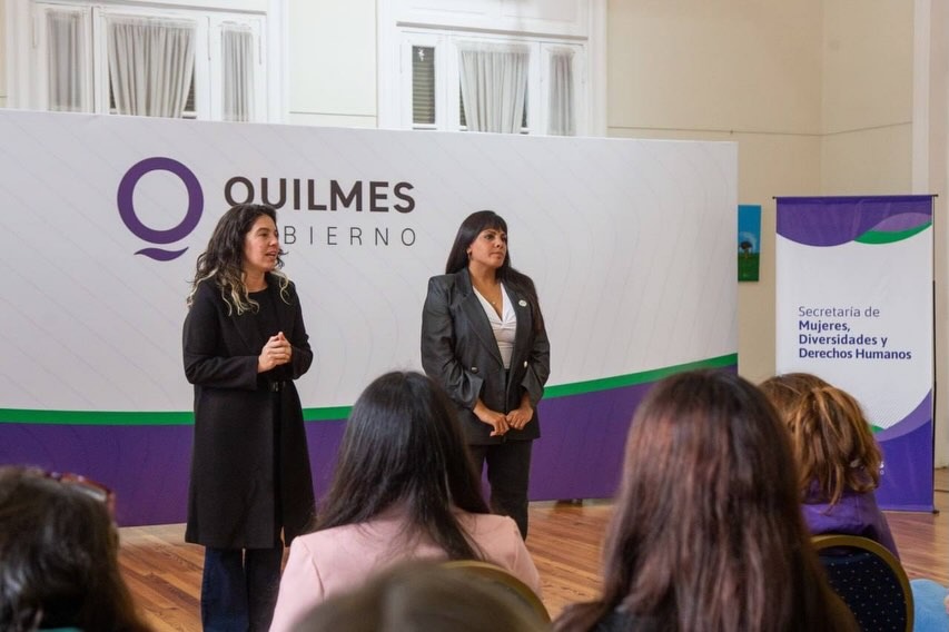 Trabajadores y trabajadoras del municipio quilmeño recibieron certificados de capacitación en Ley Micaela