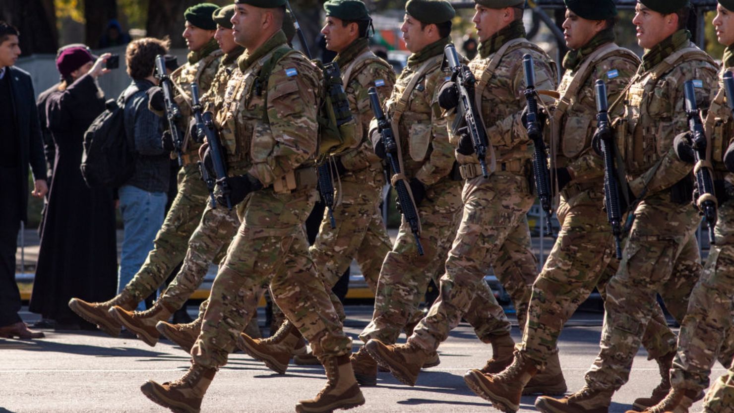 Ajuste salvaje: Seis de cada diez militares están bajo la línea de pobreza por la motosierra de Milei