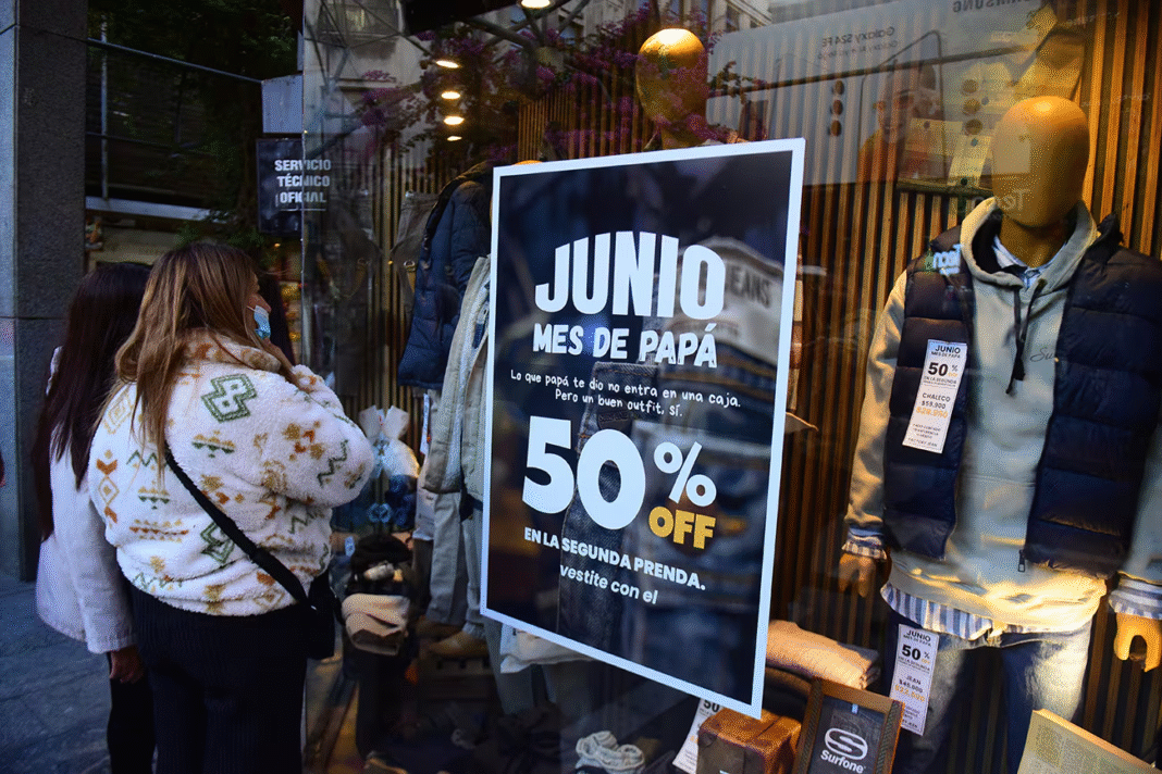 El consumo no reacciona: Las ventas por el Día del Padre cayeron por cuarto año consecutivo