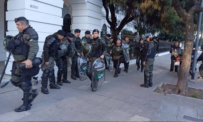Cientificidio en la CNEA: El Gobierno despidió a 350 científicos y militarizó la sede central
