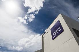 Freno judicial a la privatización de AySA: el plan de Milei choca contra un muro legal