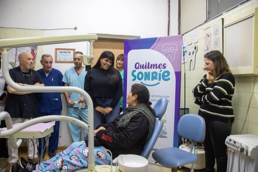 Programa Quilmes Sonríe: El municipio entregó prótesis dentales a vecinos y vecinas del distrito