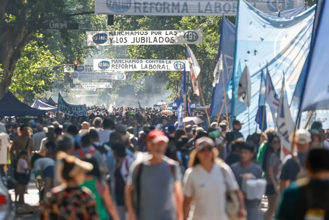 La CGT y las CTA marchan al Congreso junto a los jubilados contra el ajuste de Milei