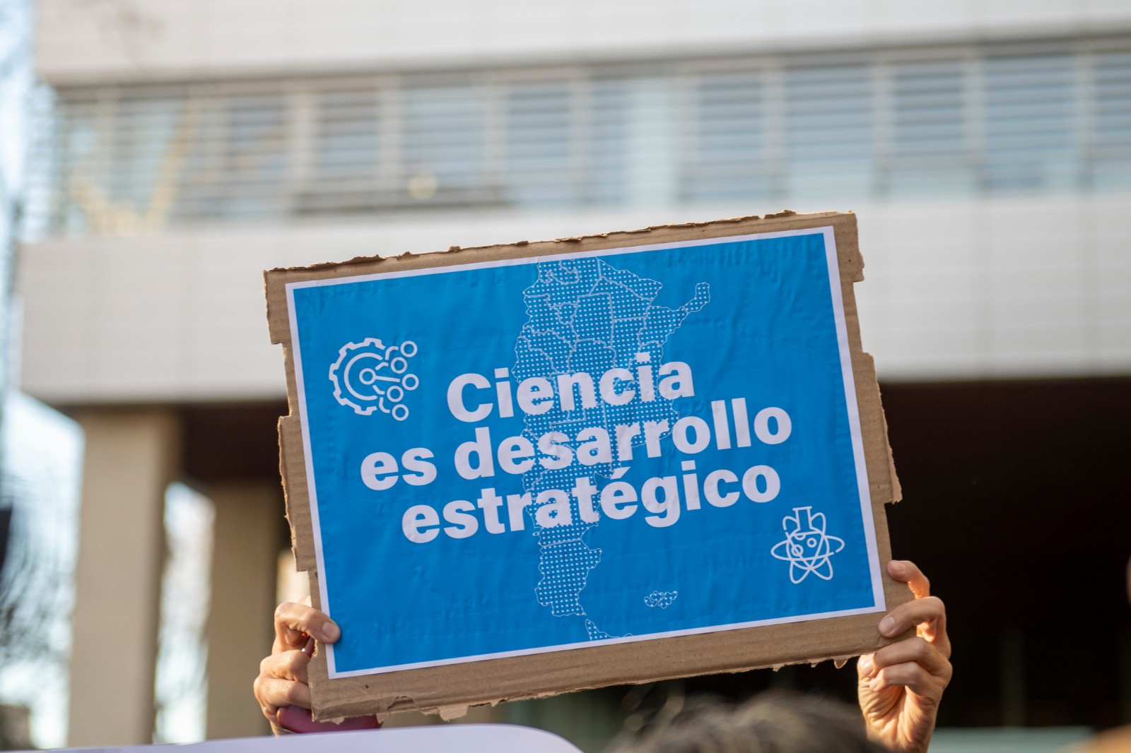 Fuga de cerebros: El sistema científico argentino perdió 5.000 investigadores por el ajuste de Milei
