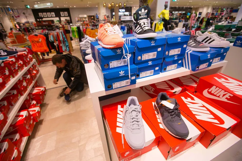 Destrucción libetaria: Cierra la última fábrica de Nike y Adidas en el país y quedan 150 familias en la calle