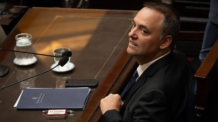 Manuel Adorni no puede salir del país y su destino parece escrito