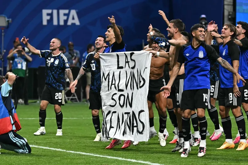¿Sanción en puerta? La FIFA investiga a Argentina por la pancarta de Malvinas tras eliminar a Inglaterra