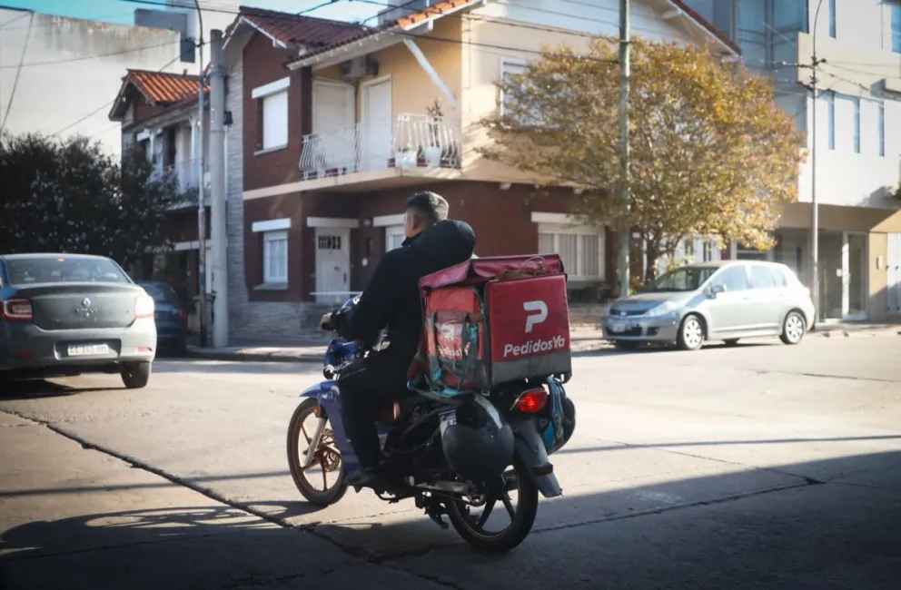 Préstamos de aplicaciones de delivery: repartidores atrapados en deudas con tasas del 700%