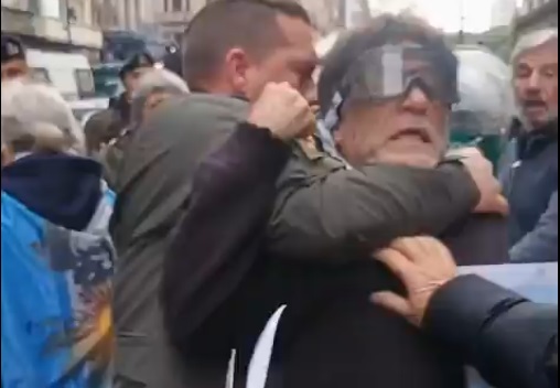 Nueva represión a jubilados frente al Congreso: gases, golpes y agresiones al Padre Paco