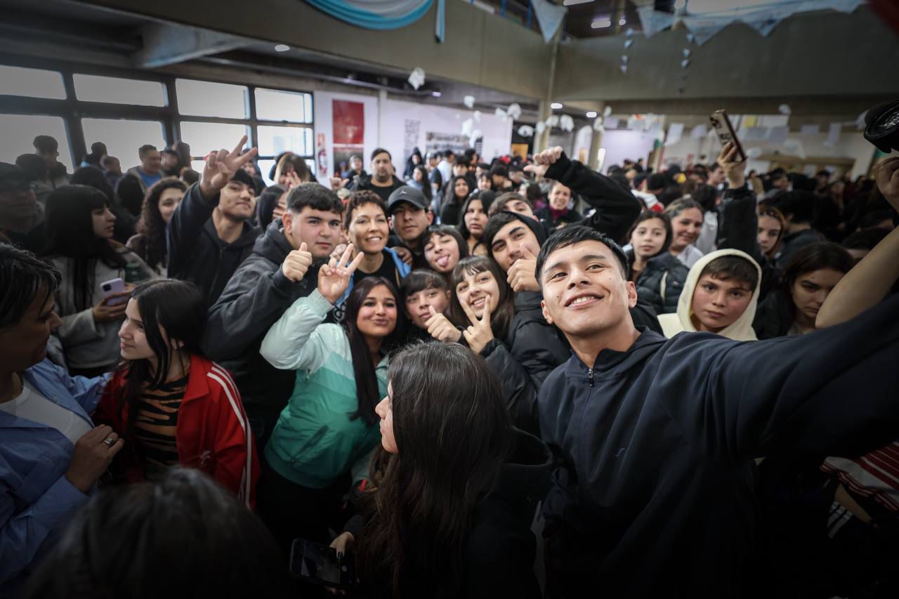 Mayra junto a 300 jóvenes: «Está en nostros poner un límite y regular lo que sucede a través de la digitalidad y virtualidad»