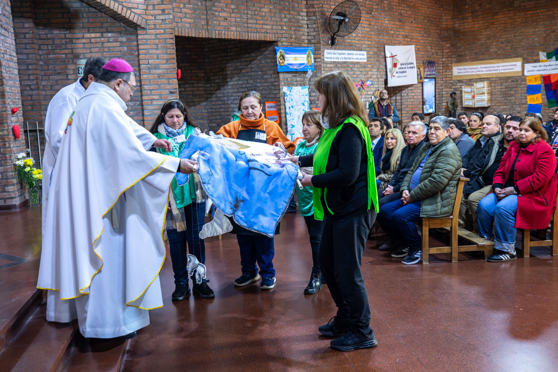 Carlos Balor y Monseñor Tissera en la celebración por San Cayetano