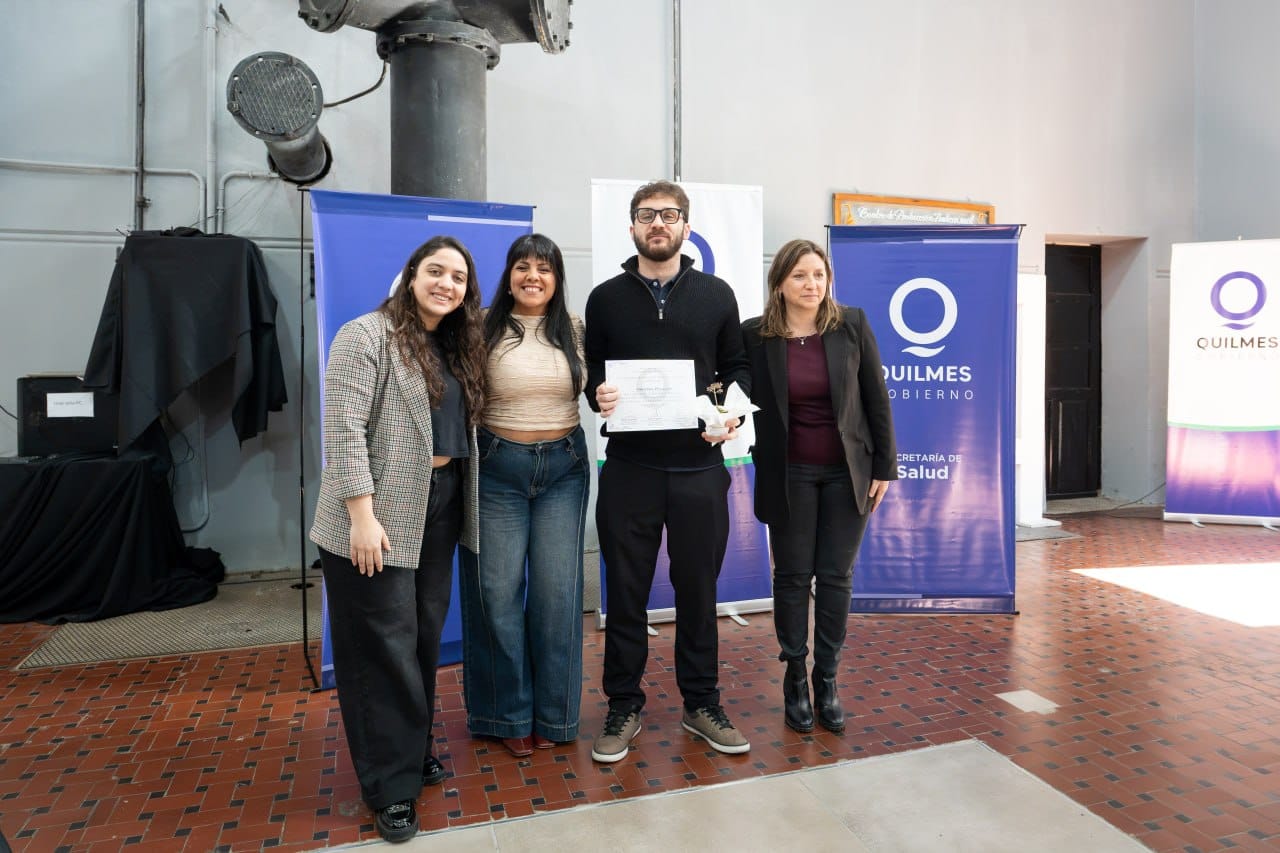 Acto de graduación de la primera camada de profesionales de la salud egresados de las residencias municipales de La Matera y Don Bosco