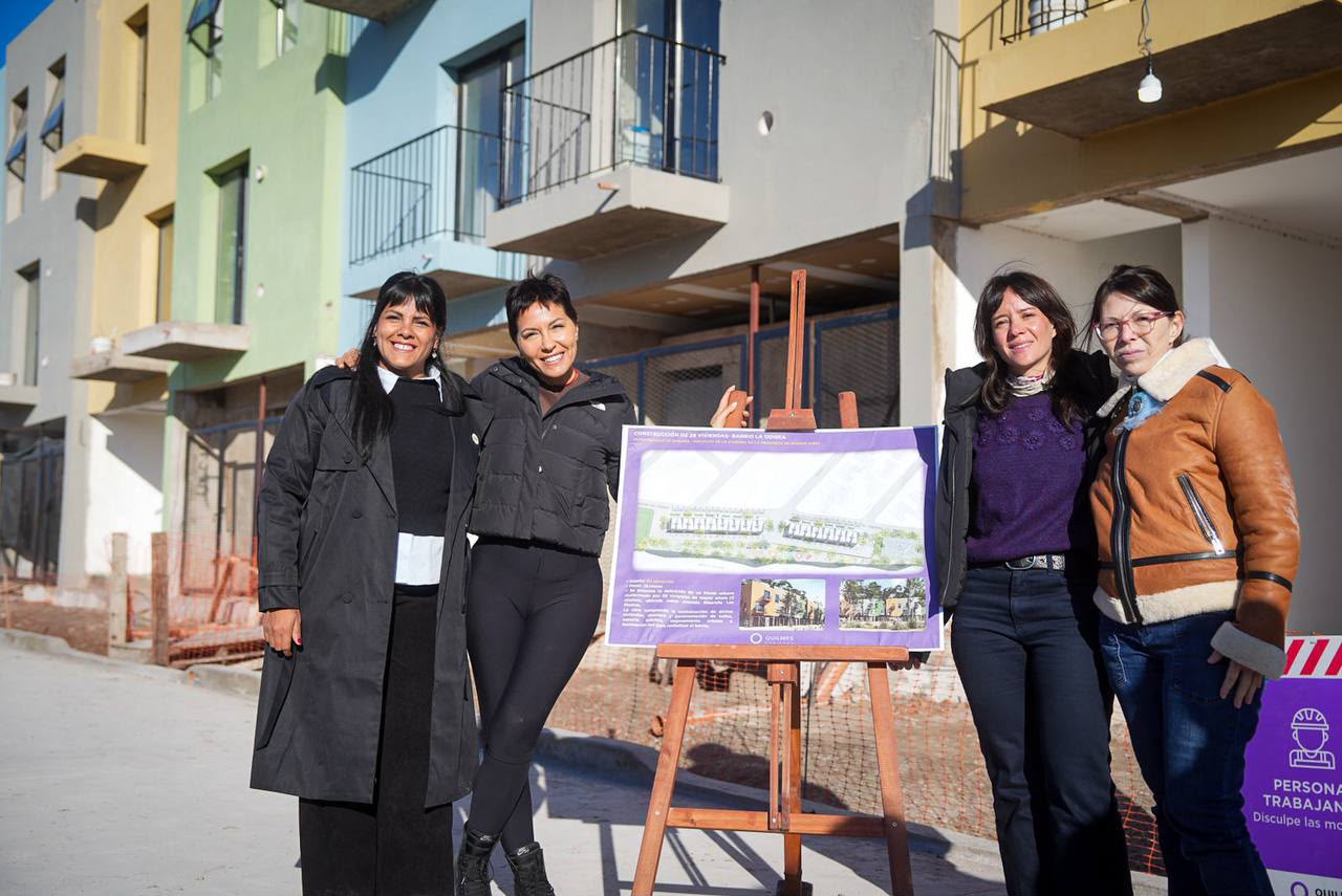 Mayra y Eva Mieri recorrieron junto a la ministra Batakis la obra de construcción de 28 viviendas en el barrio La Odisea