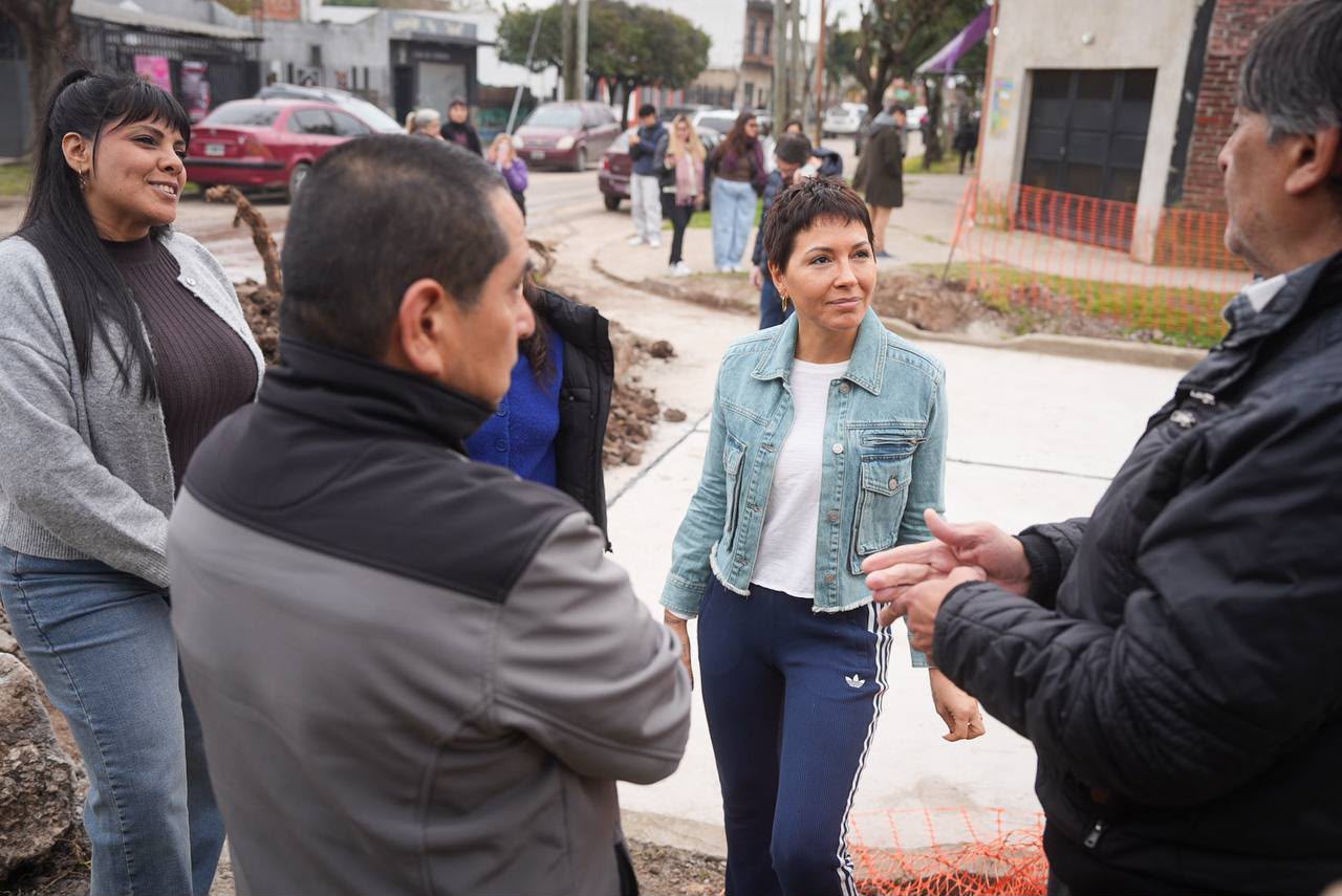 Mayra y Eva Mieri recorriron obras de pavimentación en Villa La Florida y charlaron con las y los vecinos