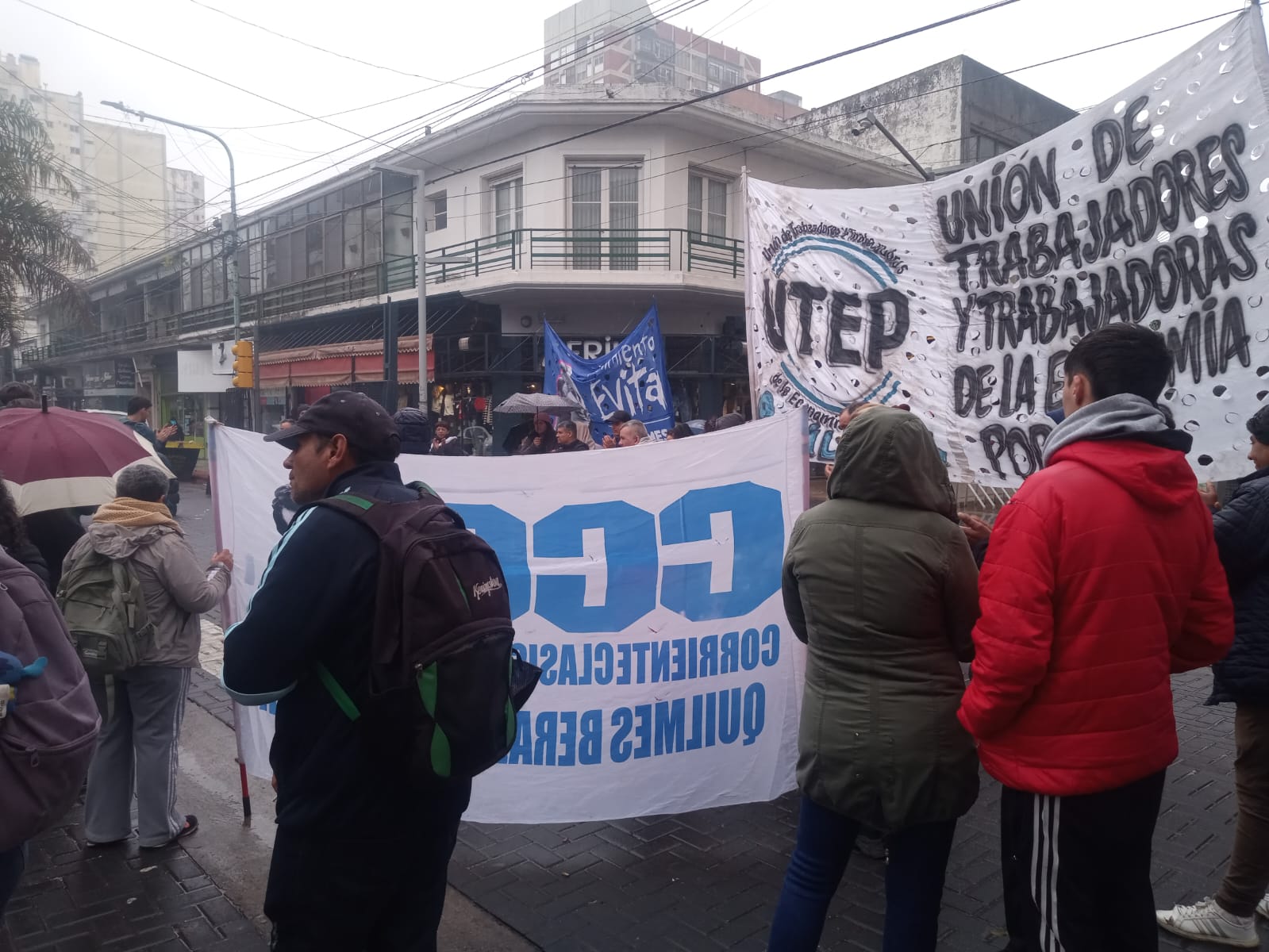 Ajuste feroz: la UTEP protestó en los bancos por la baja de 900.000 salarios complementarios
