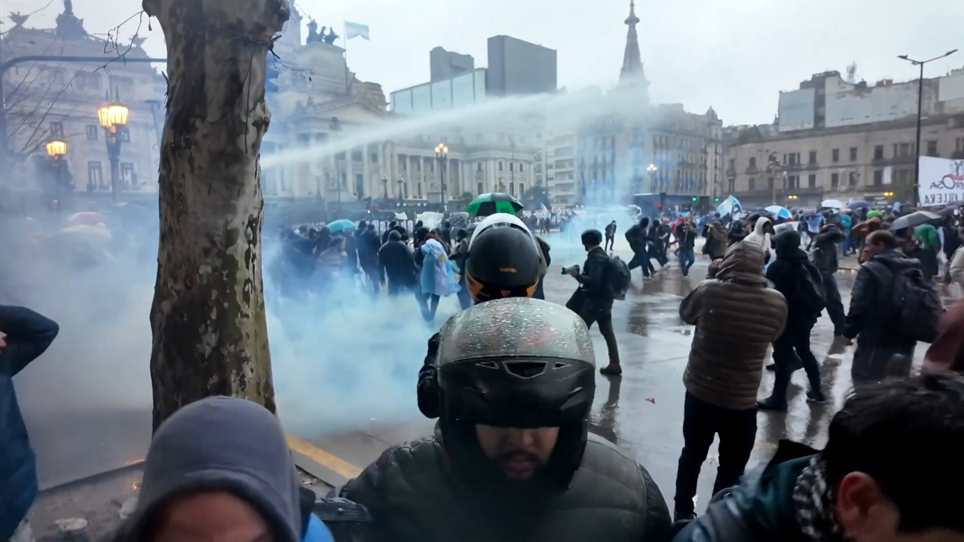 Violenta represión en el Congreso: diez detenidos y manifestantes heridos con balas de goma