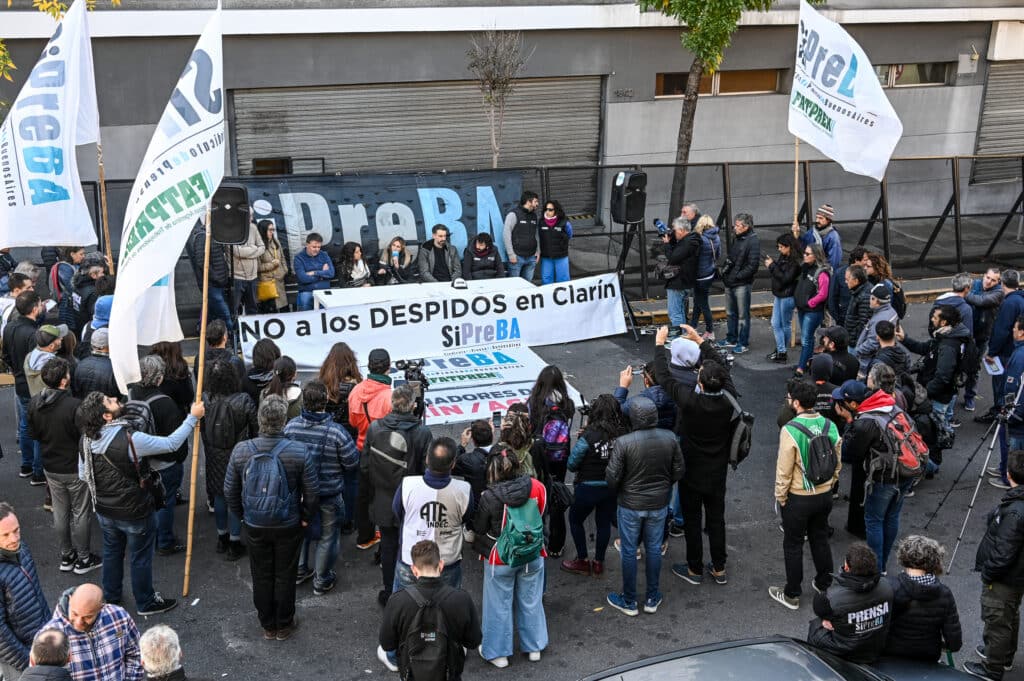 Despidos en Clarín: Cierre de planta en Barracas deja a 130 trabajadores en la calle
