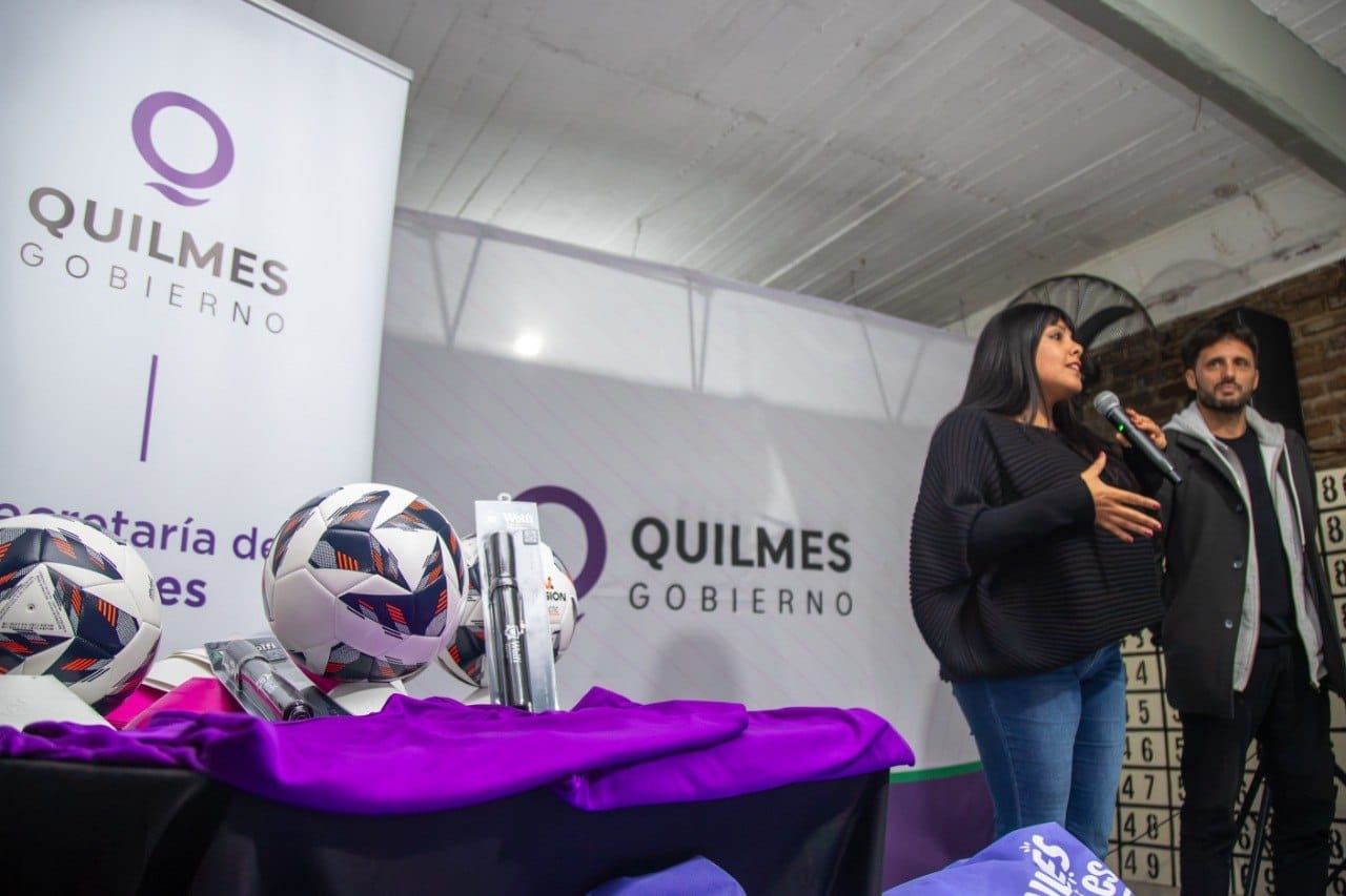 El municipio de Quilmes entregó material deportivo a siete clubes de la Liga Femenina