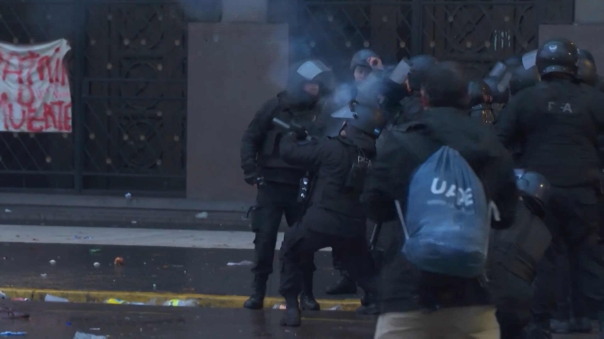 La antidemocracia libertaria: palos, gases y balas de goma a la cara