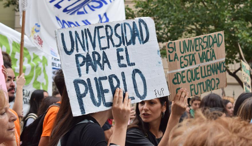 Desastre económico libertario: La mitad de las y los trabajadores de las universidades están endeudados